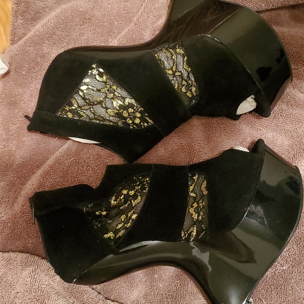 High heel-less Glam wedge shoe